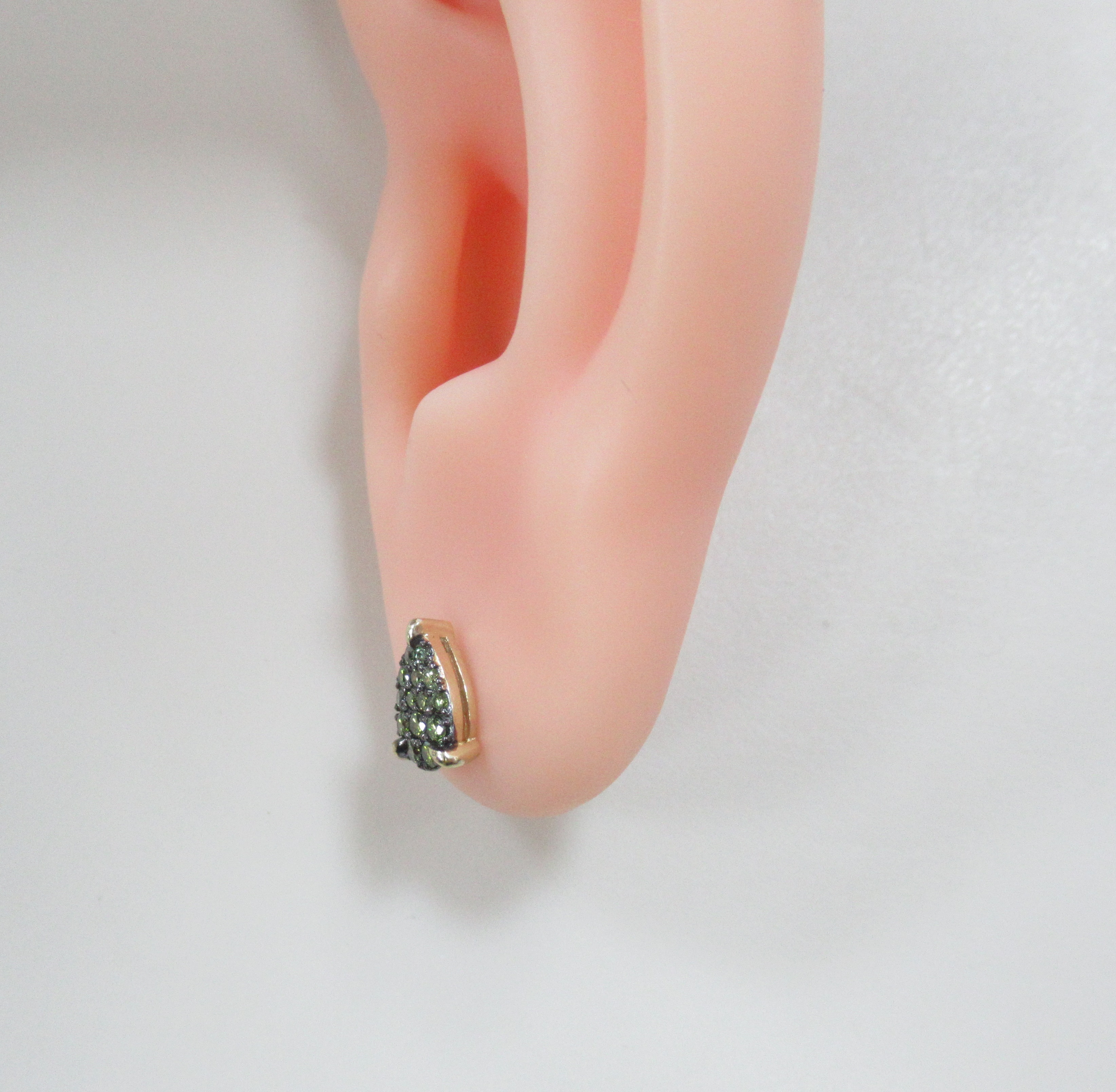 Серьги-пусеты из желтого золота с зелеными бриллиантами